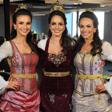 CAXIAS DO SUL, RS, BRASIL, 16/05/2018. Live do pioneiro.com com as soberanas da Festa da Uva 2018:  princesa Laura Denardi Fritz (E), rainha Rafaelle Galiotto Furlan (C) e princesa Patrícia Piccoli Zanrosso. (Felipe Nyland/Agência RBS)