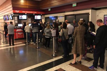 Fãs fazem fila para comprar ingressos para show do Chico Buarque em Porto Alegre