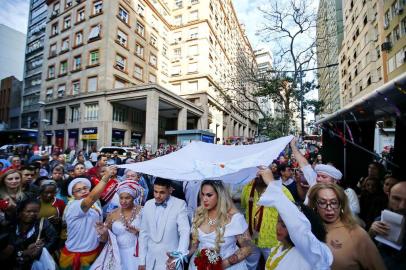  PORTO ALEGRE, RS, BRASIL, 17-05-2018: Casamento de mulher transgênero na Equina Democrática, em celebração feita por um Babalorixá, fez parte de ação do Dia Mundial de Combate à LGBTfobia (FOTO FÉLIX ZUCCO/AGÊNCIA RBS, Editoria de Porto Alegre).