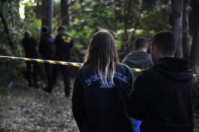  CAXIAS DO SUL, RS, BRASIL 17/05/2018Um suspeito de integrar uma quadrilha de furto e arrombamentos de residências morreu em confronto com a Brigada Militar (BM), em Caxias do Sul, na tarde desta quinta-feira. Dois homens foram presos durante a ocorrência, no início da tarde, na Rua Lila Ripol no bairro Sanvitto. (Felipe Nyland/Agência RBS)