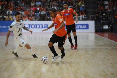 CARLOS BARBOSA, RS, BRASIL 29/04/2018. ACBF x Joinville, jogo válido pela final da Copa Libertadores e realizado no Centro Municipal de Eventos Sérgio Luiz Guerra, em Carlos Barbosa. A ACBF venceu por 4 a 1 e faturou sua quinta conquista. (Lucas Amorelli/Agência RBS)