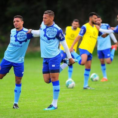  CAXIAS DO SUL, RS, BRASIL, 17/05/2018. Treino do Caxias no estádio suplementar. A SER Caxias está disputando a série D do Campeonato Brasileiro. Na foto, o atacante Nathan Cachorrão (E) e o centroavante Wesley (D). (Porthus Junior/Agência RBS)