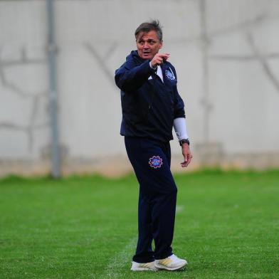  CAXIAS DO SUL, RS, BRASIL, 17/05/2018. Treino do Caxias no estádio suplementar. A SER Caxias está disputando a série D do Campeonato Brasileiro. Na foto, o técnico Luiz Carlos Winck. (Porthus Junior/Agência RBS)Indexador: Porthus Junior                  