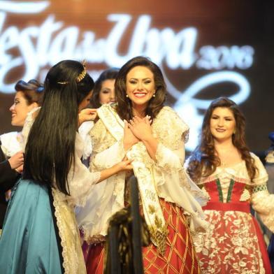 CAXIAS DO SUL, RS, BRASIL, 05/09/2015. Escolha da Rainha e Princesas da Festa Nacional da Uva, nos Pavilhões da Festa da Uva. Na foto, Karina Muniz Furlin (E), princesa da Festa da Uva 2014, passa a faixa para a princesa da Festa da Uva 2016, Patrícia Piccoli Zanrosso (D). (Felipe Nyland/Pioneiro)