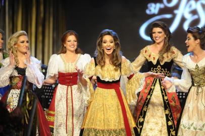 CAXIAS DO SUL, RS, BRASIL, 05/09/2015. Escolha da Rainha e Princesas da Festa Nacional da Uva, nos Pavilhões da Festa da Uva. Rafaelle Galiotto Furlan é eleita a Rainha da Festa da Uva 2016. (Felipe Nyland/Pioneiro)