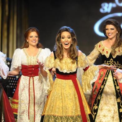 CAXIAS DO SUL, RS, BRASIL, 05/09/2015. Escolha da Rainha e Princesas da Festa Nacional da Uva, nos Pavilhões da Festa da Uva. Rafaelle Galiotto Furlan é eleita a Rainha da Festa da Uva 2016. (Felipe Nyland/Pioneiro)