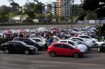  CAXIAS DO SUL, RS, BRASIL, 17/05/2018 - Motoristas do aplicativo uber ptotestam em Caxias. eles também pretendem encaminhas um abaixo assinado. (Marcelo Casagrande/Agência RBS)