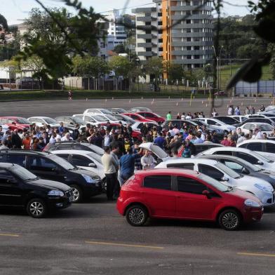  CAXIAS DO SUL, RS, BRASIL, 17/05/2018 - Motoristas do aplicativo uber ptotestam em Caxias. eles também pretendem encaminhas um abaixo assinado. (Marcelo Casagrande/Agência RBS)