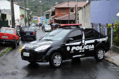  PORTO ALEGRE, RS, BRASIL, 18-05-2018. Homem é executado no Beco do Aladar, na zona norte de Porto Alegre. (RONALDO BERNARDI/AGÊNCIA RBS)