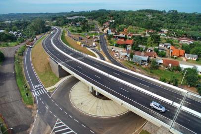  SANTA CRUZ DO SUL - BRASIL - A RS-287, que no passado era administrada pela Santa Cruz Rodovias, passou a ser gerida, em 2013, pela Empresa Gaúcha de Rodovias (EGR), criada no governo Tarso Genro. Embora a estrada venha recebendo manutenção da estatal, usuários reclamam das condições da rodovia e defendem a necessidade de duplicação.Praça de pedágio na RS-287, em Venâncio Aires, no Vale do Rio Pardo, que, a partir de 2013, passou a ser gerida pela Empresa Gaúcha de Rodovias (EGR), criada no governo Tarso Genro. Novo trevo de acesso a Santa Cruz do Sul, no Vale do Rio Pardo, junto à RS-287, foi construído com recursos da Empresa Gaúcha de Rodovias (EGR), após quatro anos de idas e vindas. Hoje, é a principal obra realizada pela estatal em cinco anos de atuação no Estado.  (FOTOS: LAURO ALVES)