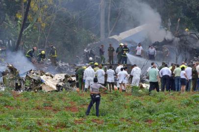  Picture taken at the scene after a Cubana de Aviacion aircraft crashed after taking off from Havanas Jose Marti airport on May 18, 2018.A Cuban state airways passenger plane with 104 passengers on board crashed on shortly after taking off from Havanas airport, state media reported. The Boeing 737 operated by Cubana de Aviacion crashed near the international airport, state agency Prensa Latina reported. Airport sources said the jetliner was heading from the capital to the eastern city of Holguin. / AFP PHOTO / Adalberto ROQUEEditoria: FINLocal: HavanaIndexador: ADALBERTO ROQUESecao: transport accidentFonte: AFPFotógrafo: STF