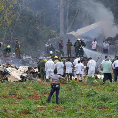  Picture taken at the scene after a Cubana de Aviacion aircraft crashed after taking off from Havana's Jose Marti airport on May 18, 2018.A Cuban state airways passenger plane with 104 passengers on board crashed on shortly after taking off from Havana's airport, state media reported. The Boeing 737 operated by Cubana de Aviacion crashed "near the international airport," state agency Prensa Latina reported. Airport sources said the jetliner was heading from the capital to the eastern city of Holguin. / AFP PHOTO / Adalberto ROQUEEditoria: FINLocal: HavanaIndexador: ADALBERTO ROQUESecao: transport accidentFonte: AFPFotógrafo: STF