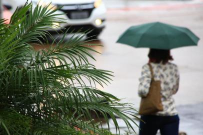  PORTO ALEGRE, RS, BRASIL, 18-05-2018. Frio em Porto Alegre com pouca chuva e tempo nublado. (TADEU VILANI/AGÊNCIA RBS)