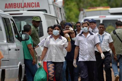  Emergency personnel at seen at the site of the accident after a Cubana de Aviacion aircraft crashed after taking off from Havana's Jose Marti airport on May 18, 2018.A Cuban state airways passenger plane with 113 people on board crashed on shortly after taking off from Havana's airport, state media reported. The Boeing 737 operated by Cubana de Aviacion crashed "near the international airport," state agency Prensa Latina reported. Airport sources said the jetliner was heading from the capital to the eastern city of Holguin. / AFP PHOTO / Adalberto ROQUEEditoria: FINLocal: HavanaIndexador: ADALBERTO ROQUESecao: transport accidentFonte: AFPFotógrafo: STF