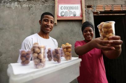  PORTO ALEGRE, RS, BRASIL, 03/05/2018: Eliane dos Santos, criadora da Coxinha no Copo, junto do marido, Pablo, que vende o produto no bairro Bom Jesus, onde vivem.  (FOTOGRAFO: CARLOS MACEDO / AGENCIA RBS)