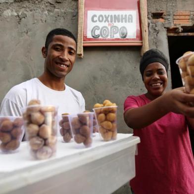  PORTO ALEGRE, RS, BRASIL, 03/05/2018: Eliane dos Santos, criadora da Coxinha no Copo, junto do marido, Pablo, que vende o produto no bairro Bom Jesus, onde vivem.  (FOTOGRAFO: CARLOS MACEDO / AGENCIA RBS)