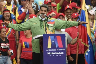  Venezuelan President Nicolas Maduro, who seeks a second six-year term, speaks to the crowd during the closing rally of his campaign ahead on the weekends election, in Caracas, on May 17, 2018.  / AFP PHOTO / Juan BARRETOEditoria: POLLocal: CaracasIndexador: JUAN BARRETOSecao: electionFonte: AFPFotógrafo: STF