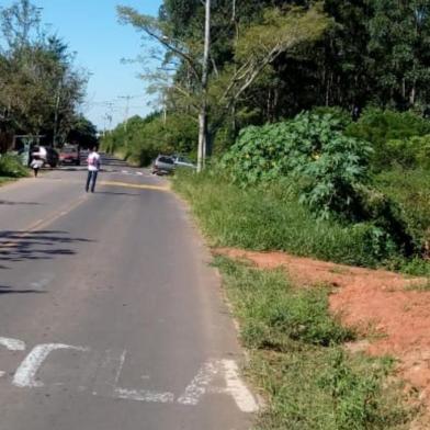 Sem corte há 10 anos, matagal causa acidentes perto de escolas em Sapucaia do Sul