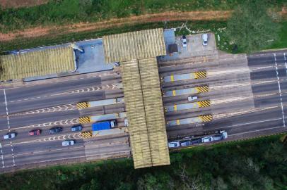  SANTA CRUZ DO SUL - BRASIL - A RS-287, que no passado era administrada pela Santa Cruz Rodovias, passou a ser gerida, em 2013, pela Empresa Gaúcha de Rodovias (EGR), criada no governo Tarso Genro. Embora a estrada venha recebendo manutenção da estatal, usuários reclamam das condições da rodovia e defendem a necessidade de duplicação.Praça de pedágio na RS-287, em Venâncio Aires, no Vale do Rio Pardo, que, a partir de 2013, passou a ser gerida pela Empresa Gaúcha de Rodovias (EGR), criada no governo Tarso Genro.  (FOTOS: LAURO ALVES)