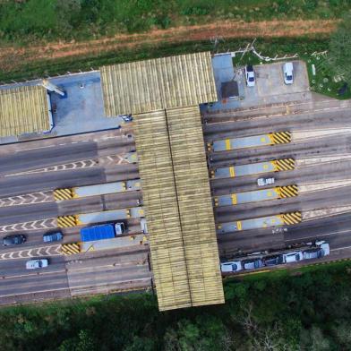  SANTA CRUZ DO SUL - BRASIL - A RS-287, que no passado era administrada pela Santa Cruz Rodovias, passou a ser gerida, em 2013, pela Empresa Gaúcha de Rodovias (EGR), criada no governo Tarso Genro. Embora a estrada venha recebendo manutenção da estatal, usuários reclamam das condições da rodovia e defendem a necessidade de duplicação.Praça de pedágio na RS-287, em Venâncio Aires, no Vale do Rio Pardo, que, a partir de 2013, passou a ser gerida pela Empresa Gaúcha de Rodovias (EGR), criada no governo Tarso Genro.  (FOTOS: LAURO ALVES)