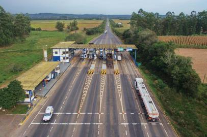  SANTA CRUZ DO SUL - BRASIL - A RS-287, que no passado era administrada pela Santa Cruz Rodovias, passou a ser gerida, em 2013, pela Empresa Gaúcha de Rodovias (EGR), criada no governo Tarso Genro. Embora a estrada venha recebendo manutenção da estatal, usuários reclamam das condições da rodovia e defendem a necessidade de duplicação.Praça de pedágio na RS-287, em Venâncio Aires, no Vale do Rio Pardo, que, a partir de 2013, passou a ser gerida pela Empresa Gaúcha de Rodovias (EGR), criada no governo Tarso Genro.  (FOTOS: LAURO ALVES)