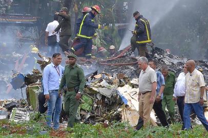 Um avião comercial da companhia aérea Cubana de Aviación, com 113 pessoas a bordo, caiu nesta sexta-feira (18) pouco depois de decolar do Aeroporto internacional José Martí, em Havana. Segundo a emissora de televisão local Cuba TV, três pessoas foram resgatadas com vida e encaminhadas ao hospital Calixto García.