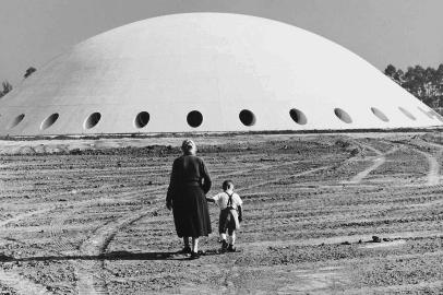 Foto que estará na exposição Moderna Para Sempre ¿ Fotografia Modernista Brasileira na Coleção Itaú Cultural na Fundação Iberê Camargo. Foto: German LorcaOca, Parque do Ibirapuera, 1954/2005gelatina e prata sobre papelOBS: nova aquisição da Fundação Iberê Camargo