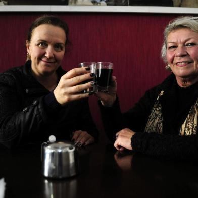  CAXIAS DO SUL, RS, BRASIL, 17/05/2018 - Reportagem aborda o consumo de café em Caxias. Com a chegada do frio, é comum aumentar a venda da bebida. NA FOTO: Adriana Rigo e Claudete Polidoro Martinelli (as amigas da Cafeteria Três). (Marcelo Casagrande/Agência RBS)