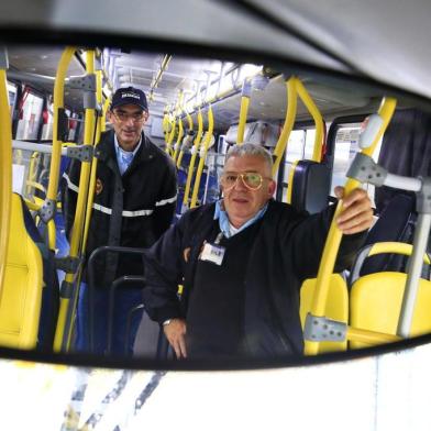  PORTO ALEGRE, RS, BRASIL, 18-05-2018: O cobrador José Roberto Raach e  o motorista Antônio Rogério Fogaça em ônibus na Carris. Eles prestaram socorro a uma passageira que passou mal no coletivo. (Foto: Mateus Bruxel / Agência RBS)