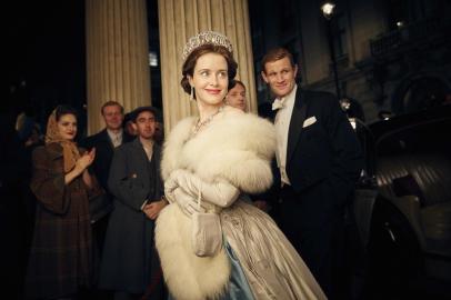 Cena da série The Crown, da Netflix. Rainha Elizabeth II (Claire Foy) e o marido Philip (Matt Smith). 