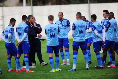  CAXIAS DO SUL, RS, BRASIL, 17/05/2018. Treino do Caxias no estádio suplementar. A SER Caxias está disputando a série D do Campeonato Brasileiro. Na foto, o técnico Luiz Carlos Winck conversando com os jogadores. (Porthus Junior/Agência RBS)