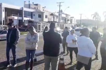 Moradores fazem barreira para impedir retirada de quebra-molas no Aberta dos Morros, em Porto Alegre