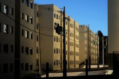 CAXIAS DO SUL, RS, BRASIL, 19/07/2017. Famílias que vivem numa área de ocupação às margens da Rota do Sol sonham desde 2011 com a transferência para os apartamentos do programa Minha Casa, Minha Vida. Enquanto aguardam a entrega dos imóveis, que estão prontos há seis meses, as pessoas vivem em situação de extrema vulnerabilidade.  (Diogo Sallaberry/Agência RBS)