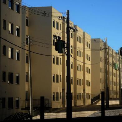 CAXIAS DO SUL, RS, BRASIL, 19/07/2017. Famílias que vivem numa área de ocupação às margens da Rota do Sol sonham desde 2011 com a transferência para os apartamentos do programa Minha Casa, Minha Vida. Enquanto aguardam a entrega dos imóveis, que estão prontos há seis meses, as pessoas vivem em situação de extrema vulnerabilidade.  (Diogo Sallaberry/Agência RBS)