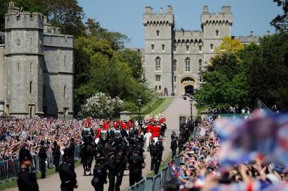 Britains Prince Harry, Duke of Sussex and his wife Meghan, Duchess of Sussex wave from the Ascot Landau Carriage during their carriage procession on the Long Walk as they head back towards Windsor Castle in Windsor, on May 19, 2018 after their wedding ceremony.  / AFP PHOTO / Tolga AKMEN