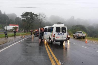 Acidente envolvendo van e moto deixa uma mulher morta na BR-470 em Bento Gonçalves neste sábado