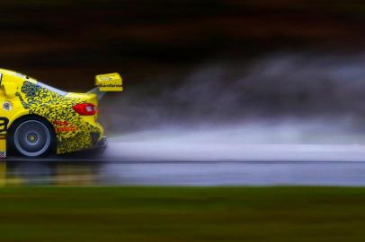 A chuva que não parou de cair desde sexta-feira prejudicou os trabalhos deste sábado (19) da Stock Car em Santa Cruz do Sul. O terceiro treino livre, que deveria ter sido realizado pela manhã, terminou apenas no início da tarde, devido ao temporal que paralisou grande parte da sessão ¿ e que ameaça não permitir a realização do treino de classificação ainda nesta tarde.