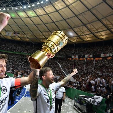 Frankfurts Argentinian defender David Abraham (L) and Frankfurts German defender Marco Russ celebrate with the trophy after the German Cup DFB Pokal final football match FC Bayern Munich vs Eintracht Frankfurt at the Olympic Stadium in Berlin on May 19, 2018.  / AFP PHOTO / Tobias SCHWARZ / RESTRICTIONS: ACCORDING TO DFB RULES IMAGE SEQUENCES TO SIMULATE VIDEO IS NOT ALLOWED DURING MATCH TIME. MOBILE (MMS) USE IS NOT ALLOWED DURING AND FOR FURTHER TWO HOURS AFTER THE MATCH. == RESTRICTED TO EDITORIAL USE == FOR MORE INFORMATION CONTACT DFB DIRECTLY AT +49 69 67880 / 