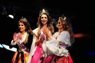 CAXIAS DO SUL, RS, BRASIL, 19/05/2018. Escolha da rainha e princesas da 32ª Festa da Uva 2019 realizada nos pavilhões da Festa da Uva. Novas soberanas da Festuva: princesa Viviane Piamolini Gaelzer (de vestico com laranja), rainha Maiara Perottoni (C) e Milena Remus Caregnato (vestido com detalhes de uva). (Porthus Junior/Agência RBS)