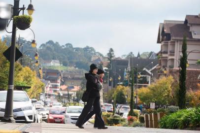  GRAMADO, RS, BRASIL,  20-05-2018. Domingo de baixas temperaturas anima turistas em Gramado. Avanço de massa de ar polar fez marcas caírem ainda mais no Estado. (ANDRÉA GRAIZ/AGÊNCIA RBS)Indexador:                                     