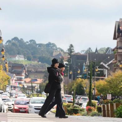  GRAMADO, RS, BRASIL,  20-05-2018. Domingo de baixas temperaturas anima turistas em Gramado. Avanço de massa de ar polar fez marcas caírem ainda mais no Estado. (ANDRÉA GRAIZ/AGÊNCIA RBS)Indexador:                                     