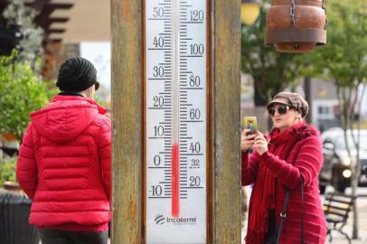  GRAMADO, RS, BRASIL,  20-05-2018. Domingo de baixas temperaturas anima turistas em Gramado. Avanço de massa de ar polar fez marcas caírem ainda mais no Estado. (ANDRÉA GRAIZ/AGÊNCIA RBS)Indexador:                                     