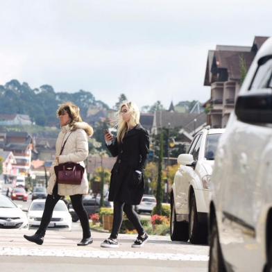  GRAMADO, RS, BRASIL,  20-05-2018. Domingo de baixas temperaturas anima turistas em Gramado. Avanço de massa de ar polar fez marcas caírem ainda mais no Estado. (ANDRÉA GRAIZ/AGÊNCIA RBS)