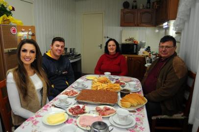  CAXIAS DO SUL, RS, BRASIL 20/05/2018Tomamos café da manhã na casa da família da nova Rainha da Festa da Uva, Maiara Perottoni, com os seus pais, Ademir e Gesmari Perottoni, e o noivo, Édipo Stirle. A família mora em Forqueta, no interior de Caxias do Sul. (Felipe Nyland/Agência RBS)