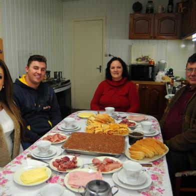  CAXIAS DO SUL, RS, BRASIL 20/05/2018Tomamos café da manhã na casa da família da nova Rainha da Festa da Uva, Maiara Perottoni, com os seus pais, Ademir e Gesmari Perottoni, e o noivo, Édipo Stirle. A família mora em Forqueta, no interior de Caxias do Sul. (Felipe Nyland/Agência RBS)