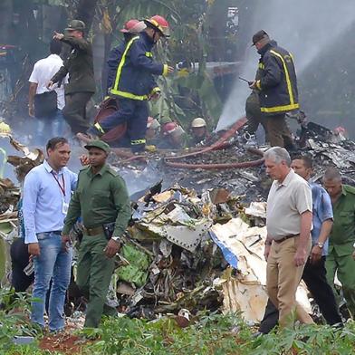 Um avião comercial da companhia aérea Cubana de Aviación, com 113 pessoas a bordo, caiu nesta sexta-feira (18) pouco depois de decolar do Aeroporto internacional José Martí, em Havana. Segundo a emissora de televisão local Cuba TV, três pessoas foram resgatadas com vida e encaminhadas ao hospital Calixto García.