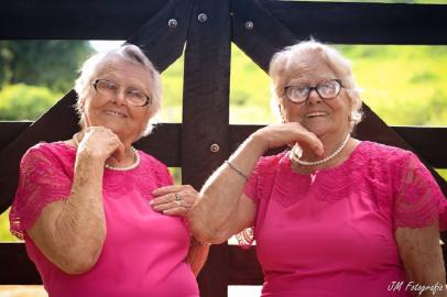 Ensaio fotográfico de gêmeas de 98 anos faz sucesso na internet