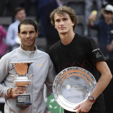 Spains Rafael Nadal (L) poses with the trophy after winning the Mens final against Germanys Alexander Zverev (R) at Romes ATP Tennis Open tournament at the Foro Italico, on May 20, 2018 in Rome. / AFP PHOTO / Filippo MONTEFORTE