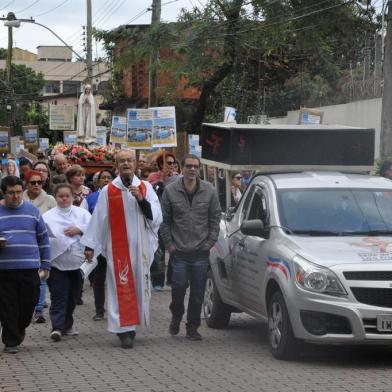 Devotos de Nossa Senhora de Fátima percorreram vias de Porto Alegre, neste domingo (20), para homenagear a santa portuguesa que, segundo a crença católica, apareceu pela primeira vez há 101 anos. Cerca de mil pessoas com cartazes e imagens da Virgem Maria deixaram a Igreja Santa Rosa de Lima, no bairro Rubem Berta, às 9h, em direção ao novo santuário de Nossa Senhora de Fátima, inaugurado há um ano, na Rua Nossa Senhora de Fátima, esquina com a Avenida Baltazar de Oliveira Garcia, no mesmo bairro. No trajeto de aproximadamente 2,5 quilômetros, rezaram, entoaram cânticos religiosos e fizeram seus pedidos. A organização estimava que cerca de 5 mil pessoas participariam da caminhada.