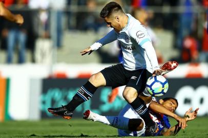 PARANÁ X GRÊMIOPR - BRASILEIRÃO/PARANÁ X GRÊMIO - ESPORTES - Torito (D), do Paraná, disputa lance com Ramiro, do Grêmio, durante partida válida pela   6ª rodada do Campeonato Brasileiro 2018, no Estádio Vila Capanema, em Curitiba, neste   domingo (18).    20/05/2018 - Foto: HEULER ANDREY/DIA ESPORTIVO/ESTADÃO CONTEÚDOEditoria: ESPORTESLocal: CURITIBAIndexador: HEULER ANDREYFonte: DiaEsportivoFotógrafo: DIA ESPORTIVO